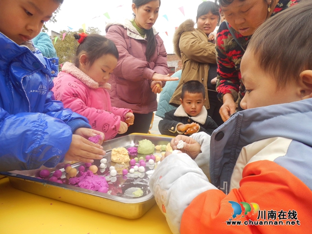泸县云龙镇中心幼儿园上坪分园开展 “五彩汤圆·喜迎新年”活动