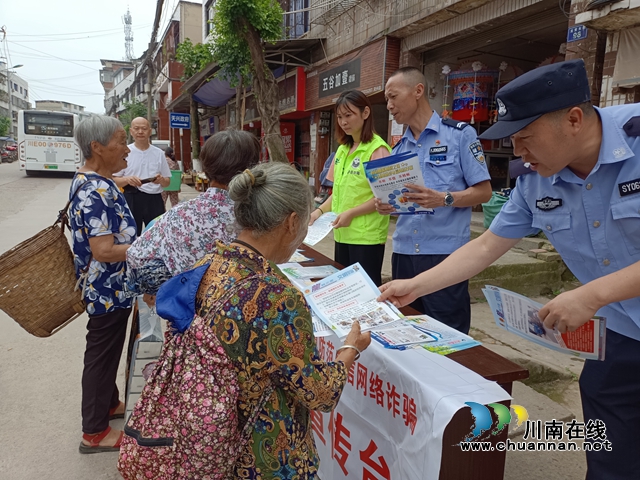 泸县天兴镇开展禁毒、反电诈集中宣传活动(图2) 8416bb29f4ec0b5e9de1308b9f1c30d.jpg