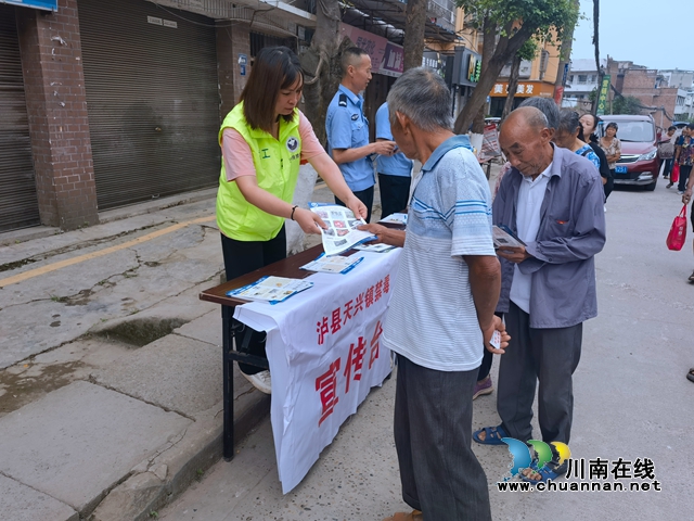 泸县天兴镇开展禁毒、反电诈集中宣传活动(图3) bdae769c088b853916977310092dbae.jpg