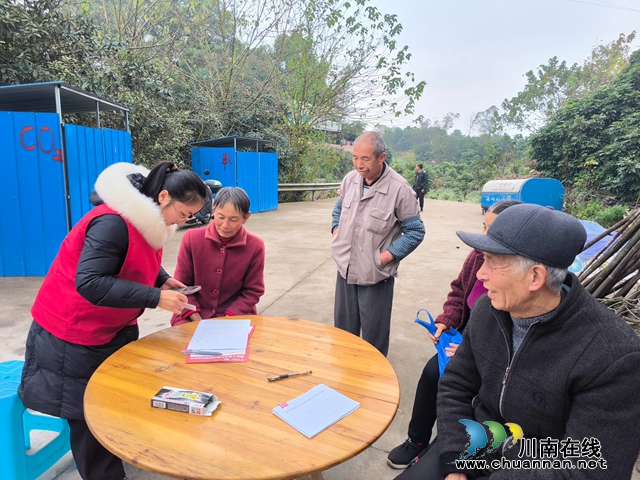 龙马潭区鱼塘街道王庄村：养老认证送上门，情系老人送温暖