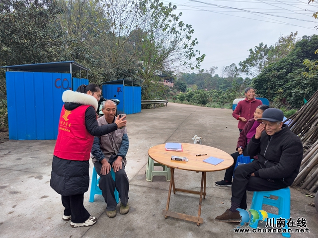 龙马潭区鱼塘街道王庄村:养老认证送上门,情系老人送温暖(图3) d695ccc9336bd479cc40142308f1eb4.jpg