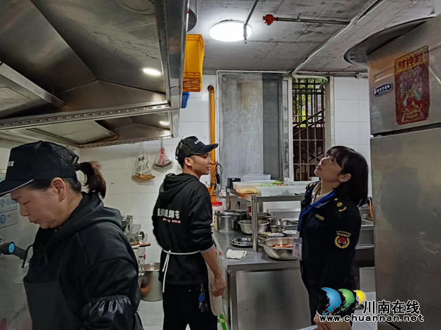龙马潭区鱼塘街道：狠抓餐饮油烟治理 一同守卫酒城“蓝天”