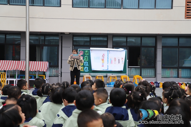 叙永县西城幼儿园分园开展防寒保暖主题活动 (3).JPG