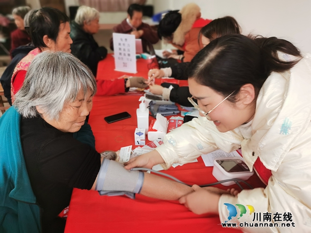 泸县玉蟾街道：冬日送健康 义诊暖街坊