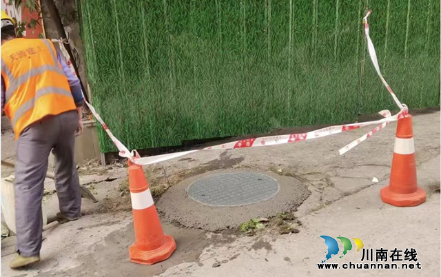 民心守护｜龙马潭区小市街道回龙湾社区：井盖维修及时行，解忧纾困暖人心