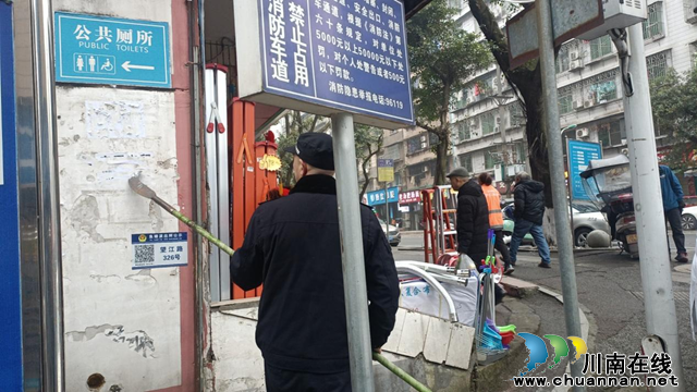 龙马潭区鱼塘街道： 整治“牛皮癣”野广告，营造“亮”丽城市环境