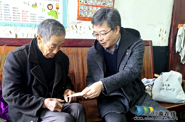 民建泸州市委会到对口联系村走访慰问(图2) 慰问贫困户.jpg