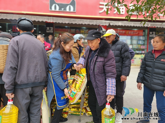 情系乡里｜泸县立石镇爱心超市为困难群众发放春节物资