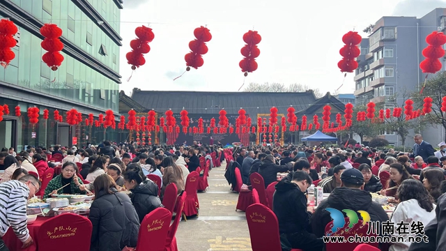 欢聚一堂！江阳区北城街道庆腊八，千人同吃“坝坝宴”