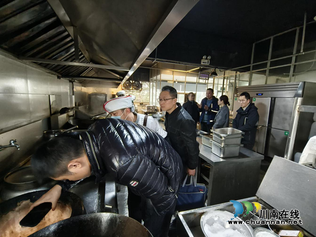 拧紧“安全阀” 防患于未“燃”｜龙马潭区市场监管局开展燃气具安全风险隐患集中排查整治