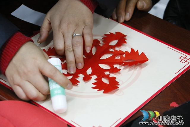 龙马潭： 巧手“剪”出年味儿
