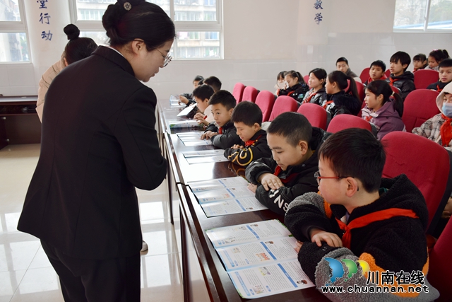 叙永银顶小学迎来暖心访客：成都铁路部门为孩子们送去冬日的温暖与法制之光