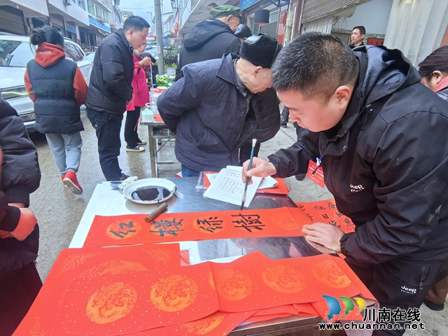 翰墨飘香迎新春 福联万家送春联|叙永县黄坭镇开展“山水黄坭 福联万家”写春联送祝福文化惠民活动(图2) _20240126春节活动3.jpg