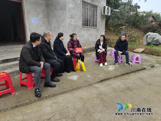 泸州市档案馆开展“走基层、宣政策、送温暖”活动