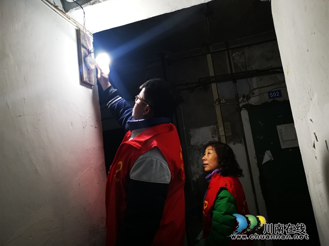 龙马潭区小市街道上大街社区：点亮楼道灯 温暖居民心