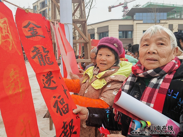 免费领取春联（曾佐然摄）.jpg