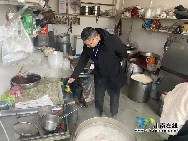 泸县检查城区农贸市场消防安全工作(图2) d4166635ea04be0e5b6c38c33ca2e87.jpg