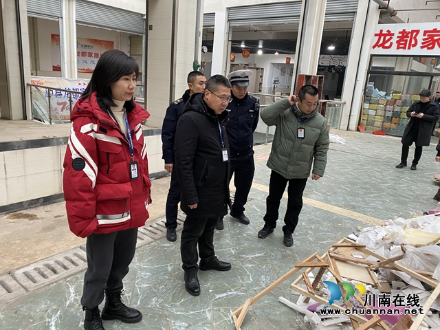 泸县检查城区农贸市场消防安全工作(图3) fe020b681e8cc45881d07f631723fec.jpg