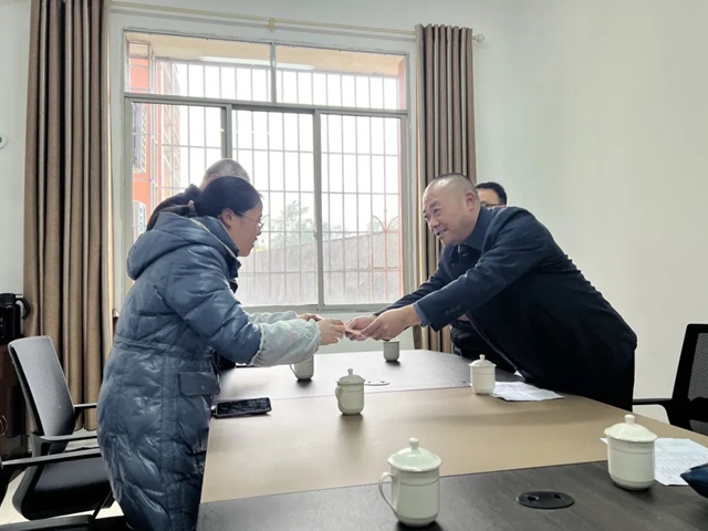 泸县教育和体育局到泸县建校开展春节“送温暖”慰问活动(图2) 微信图片_20240131104138.jpg