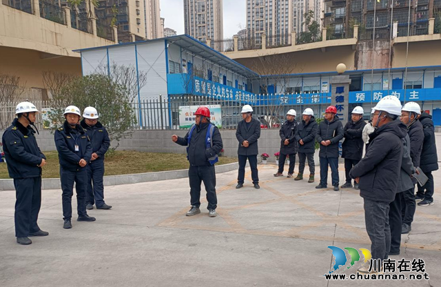 龙马潭区鱼塘街道综合行政执法队推进扬尘治理(图2) 图片2.png