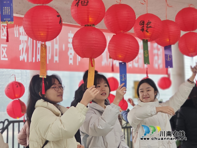 龙马潭区小市街道上大街社区：“笼”行小市，“侨”见新春