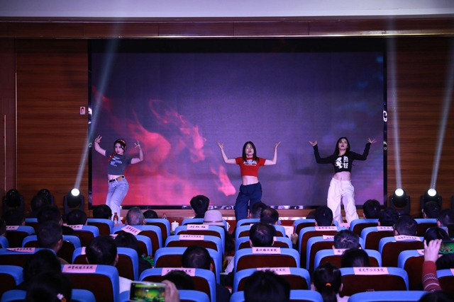 燃!爆!啦!合江县中医医院年会精彩纷呈,又美又酷!(图14) 微信图片_20240201091500.jpg