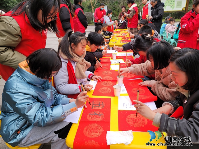 泸县玉蟾街道新时代文明实践站开展“巧手龙娃闹新春·和谐家风代代传”主题实践活动