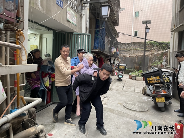 龙马潭区小市街道杜家街社区：火灾突发启动应急预案，及时转移居民保安全