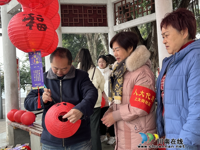 小市街道上大街社区:辞旧迎新送祝福 人大代表暖人心(图2) F5ED36304A094D4F0053873B9235E946.jpg