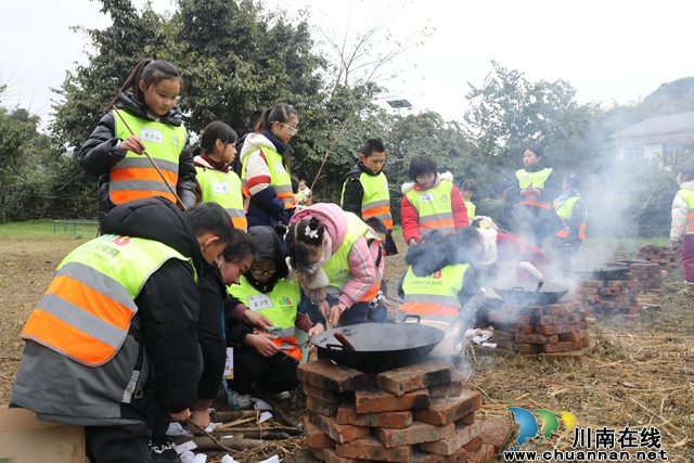 龙马潭：小学生变身“小农人”，农耕研学趣味多