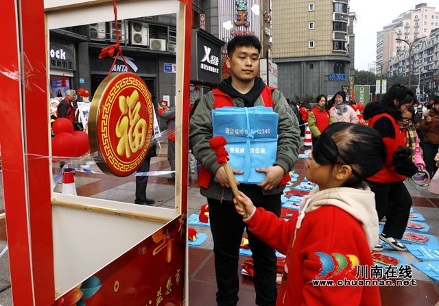 敲响幸福锣游戏。王超明 摄 (3).jpg