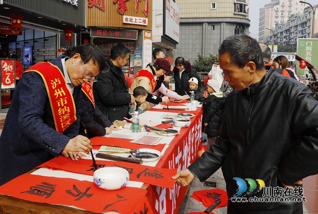 志愿者为群众免费书写春联。王超明 摄 (2).jpg
