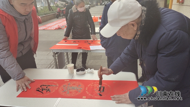 迎新春 送春联｜龙马潭区小市街道开展返乡务工人员禁毒宣传活动