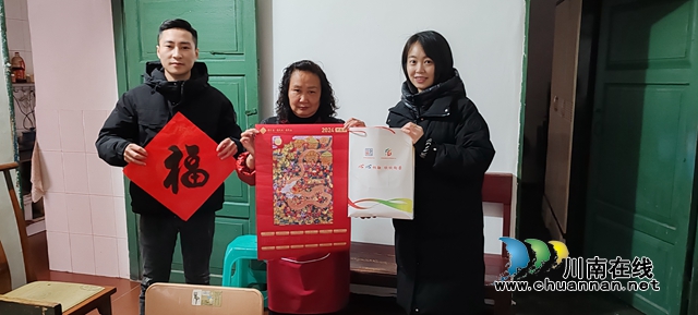 到特殊群体家中送年画礼包.jpg