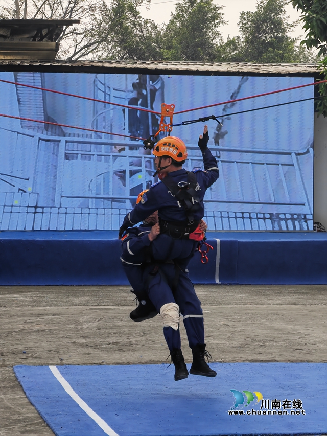 绳索T字型救援展示（曾佐然摄）.jpg