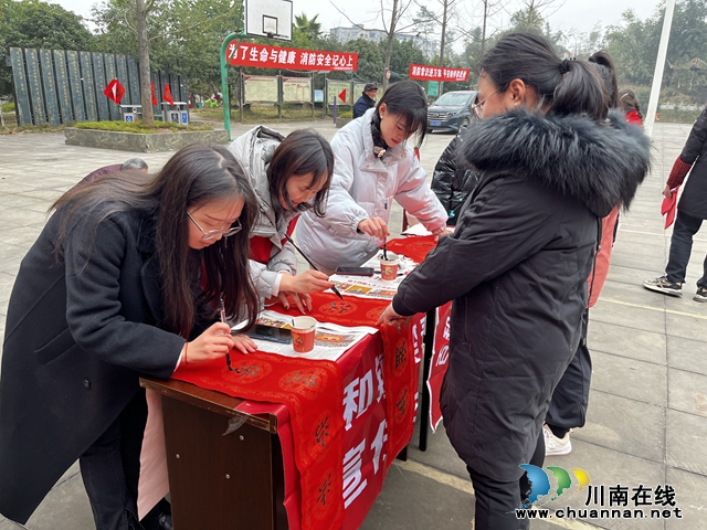 民心守护｜泸县百和镇开展“迎新春送万福禁毒宣传进万家”活动