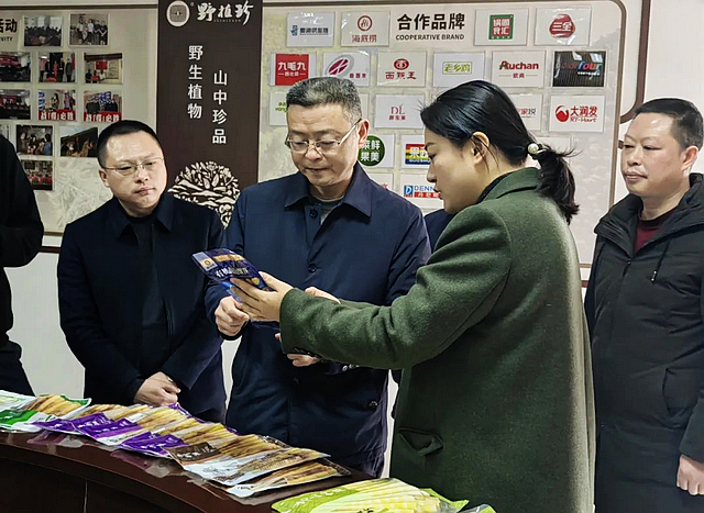 泸州市市场监管局党组书记、局长宋庆带队开展春节前安全督查暨走访慰问