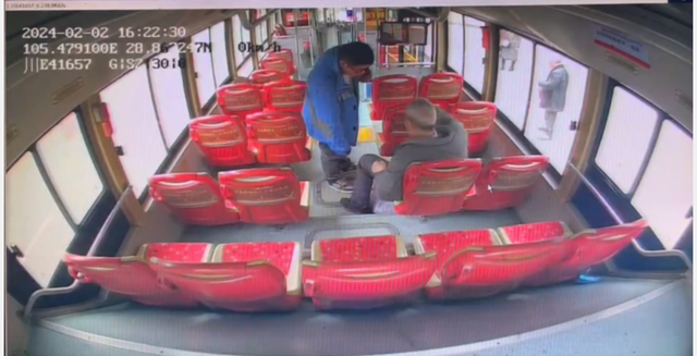 泸州：公交车长的暖心一问，温馨守护乘客平安出行