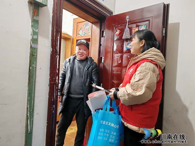 龙马潭区小市街道下大街社区：新年画礼包，春暖农民工