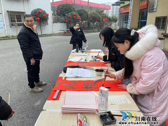 泸县云龙镇:迎春送福送春联 共筑无毒幸福年(图2) 微信图片_20240204090844.jpg
