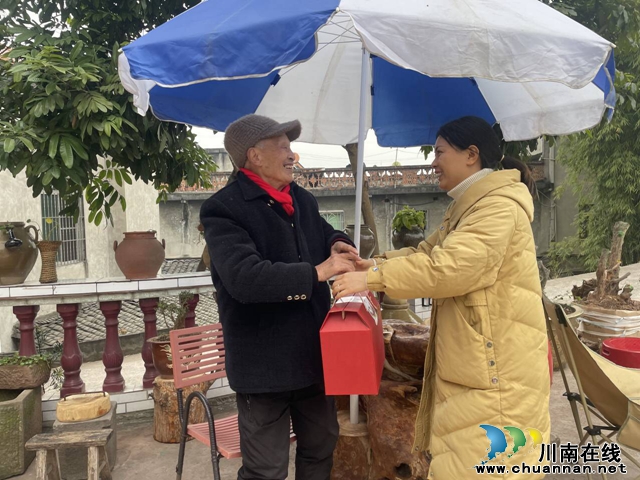 泸县云龙镇开展慰问农民工家庭留守老人活动