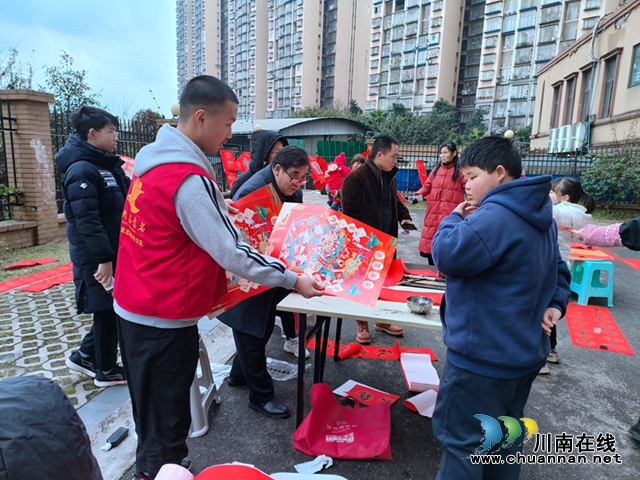 龙马潭区鱼塘街道民权社区开展“送春联 赏年画 迎春节”主题志愿服务活动