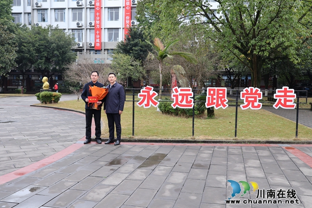 合江县委常委、宣传部部长任建宇到合江中学看望慰问优秀人才