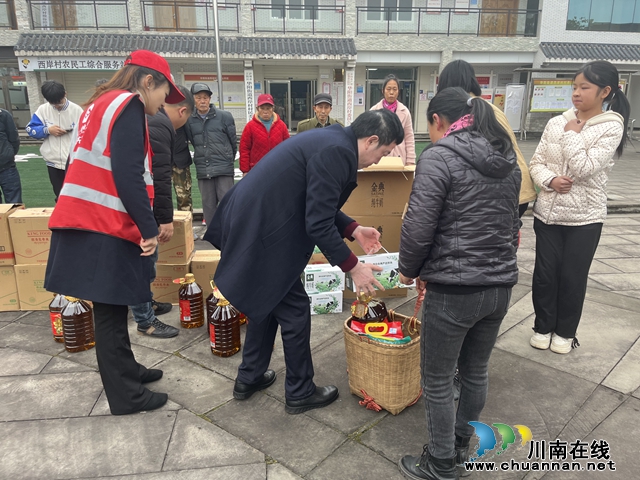 乐山市商业银行泸州分行到江阳区华阳街道为困难群众送爱心