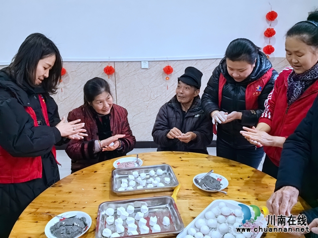 龙马潭区小市街道合道街社区：温暖传递，与养老院老人共庆元宵佳节开展包汤圆活动