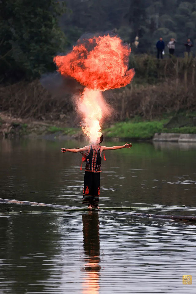 独竹漂绝活亮相!泸州苗家儿女贺新春,满屏都是最炫民族风(图4) 4.jpg