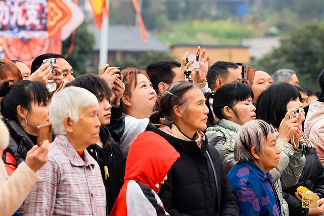 独竹漂绝活亮相!泸州苗家儿女贺新春,满屏都是最炫民族风(图6) 640.jpg