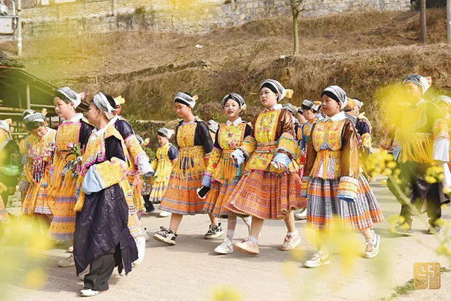 独竹漂绝活亮相!泸州苗家儿女贺新春,满屏都是最炫民族风(图8) 8.jpg