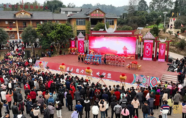 独竹漂绝活亮相!泸州苗家儿女贺新春,满屏都是最炫民族风(图2) 2.jpg