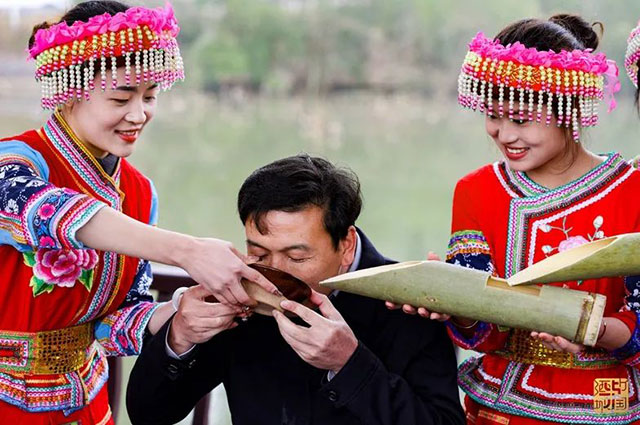 独竹漂绝活亮相!泸州苗家儿女贺新春,满屏都是最炫民族风(图3) 3.jpg